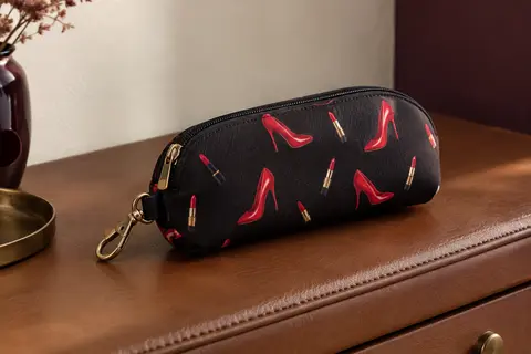 Étui à lunettes souple en néoprène imprimé de talons hauts rouges, avec fermeture éclair et mousqueton.