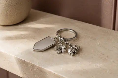 Porte-clés en acier inoxydable avec plaque oblongue, pendentif fleur et petite amulette éléphant